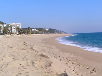 La platja té una llargada de 2100 metres