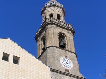 El campanar de Canet de Mar t 42 metres d'alada