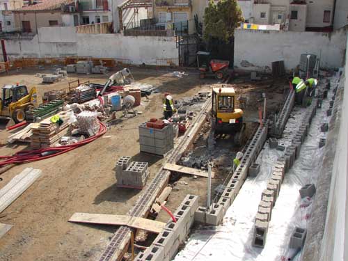 Construcci de la rampa que comunica la plaa amb el carrer Llus Domnech