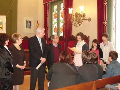 Ofrena de les roses per part dels nens i les nenes de les escoles a l'alcalde a la Sala de plens de l'Ajuntament