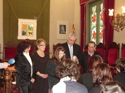 Ofrena de les roses per part dels nens i les nenes de les escoles a l'alcalde a la Sala de plens de l'Ajuntament