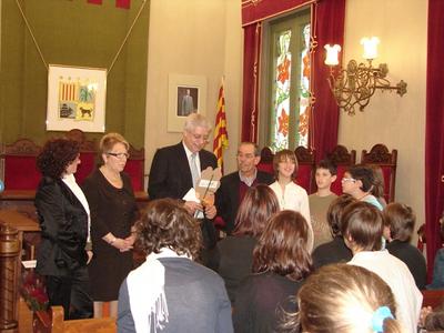 Ofrena de les roses per part dels nens i les nenes de les escoles a l'alcalde a la Sala de plens de l'Ajuntament