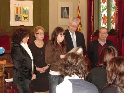 Ofrena de les roses per part dels nens i les nenes de les escoles a l'alcalde a la Sala de plens de l'Ajuntament