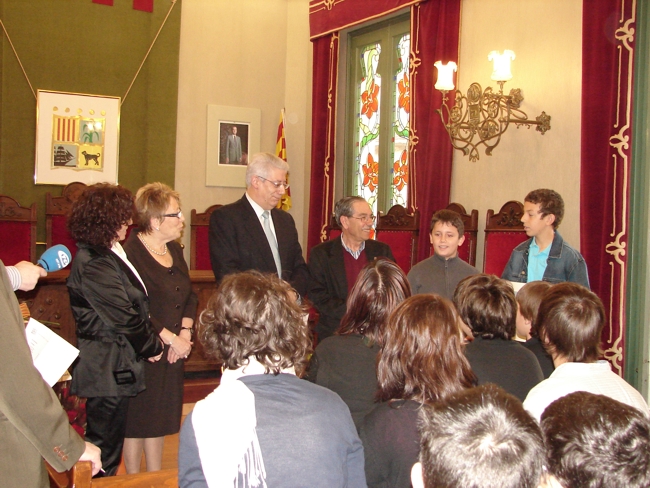 Ofrena de les roses per part dels nens i les nenes de les escoles a l'alcalde a la Sala de plens de l'Ajuntament