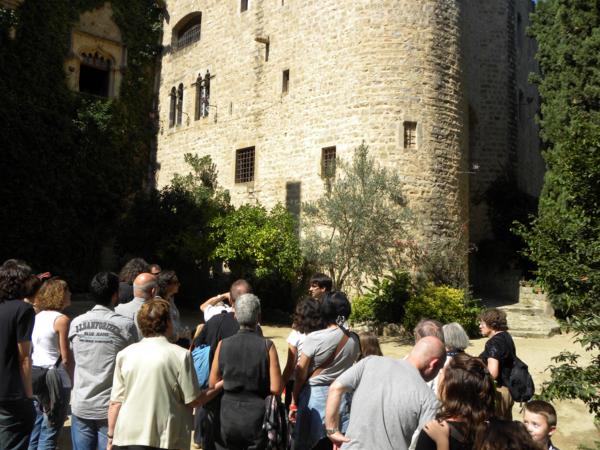 Els grups s'organitzen per entrar al castell