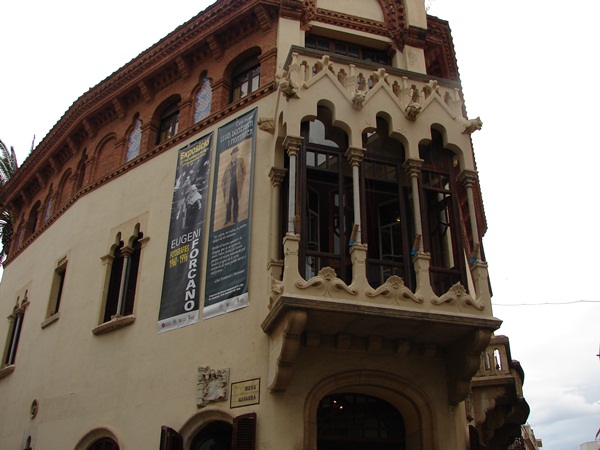 Faana amb els cartells de les dues inauguracions