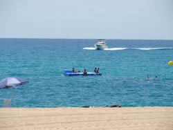 vista del mar amb bandera blava