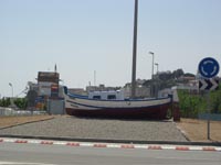 barca decorativa de la rotonda de la NII