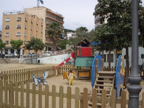 mobiliari del parc infantil a la plaça onze de setembre