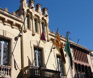 bandera del Tibet a la façana de l'Ajuntament