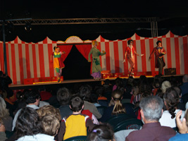 El petit extraterrestre. Obra de teatre a l'envelat de Vil·la Flora