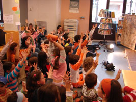 nens a la biblioteca
