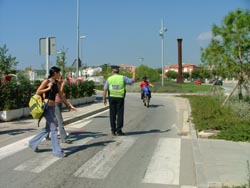 policia organitzant el trànsit a la riera Gavarra