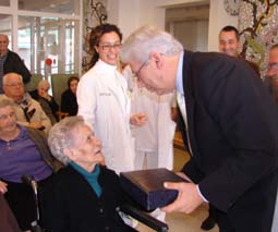 felicitació a una àvia centenària felicitació a una àvia centenària