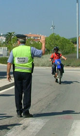 Policia Local controlant el tr&agrave;nsit