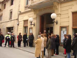 Concentraci&oacute; silenciosa davant l'Ajuntament