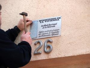 retirada de s&iacute;mbols franquistes de les fa&ccedil;anes