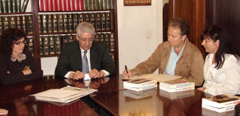 Nét Carles Carqués signa llibre d'Honor de l'Ajuntament Nét Carles Carqués signa llibre d'Honor de l'Ajuntament