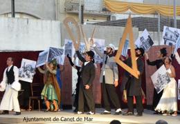 Comediants i alumnes del BAT Arts esc&egrave;niques a la inauguraci&oacute; de la Fira Modernista