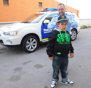 Agent de policia amb nen