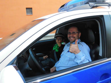 Agent de policia amb nen