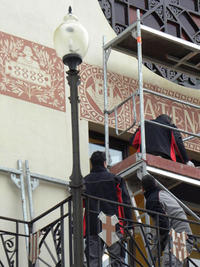 Brigada treballant a l'Ateneu