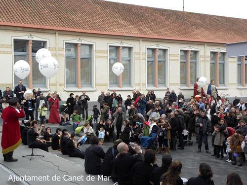 Cloenda de l'any Amades - Jaumet de Comediants fa fer signes al p&uacute;blic