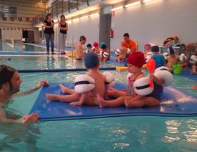 nens del Palauet a la piscina