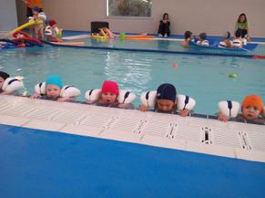 nens del Palauet a la piscina