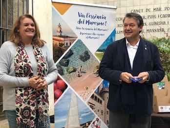 Regidora de Promoció Econòmica, Anna Casas i el president del Consorci, Joaquim Arnó a l'entrega de les acreditatcions dels nous Punts d'Informació Turística del Maresme