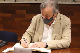 Sigantura Llibre d'Honors de l'Ajuntament - Antoni Morral (delegat govern barcelona)
