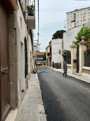 Xaró baix asfaltatge carrer - imatge vertical