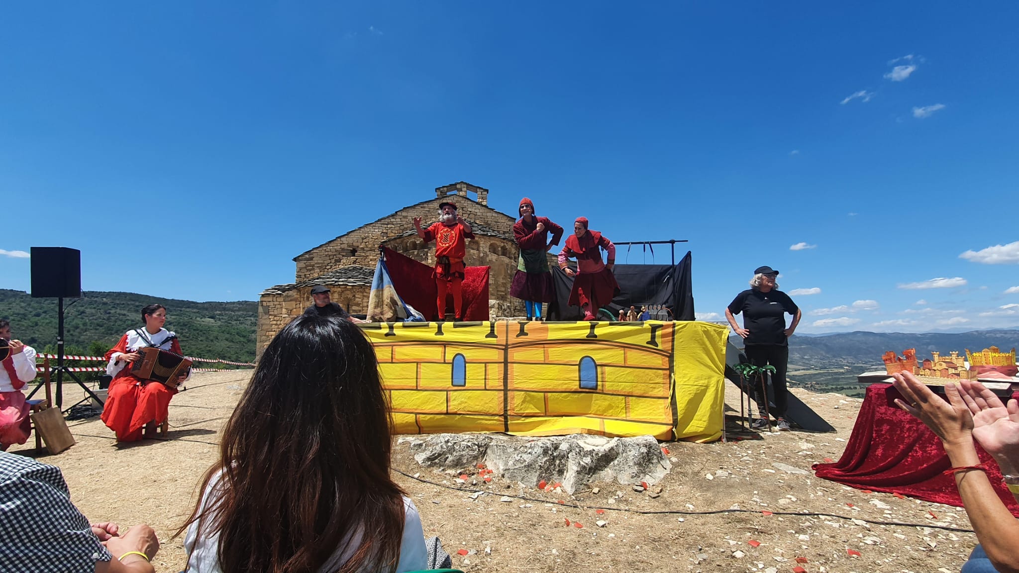 Comediants espectacle mur principal Comediants espectacle mur principal