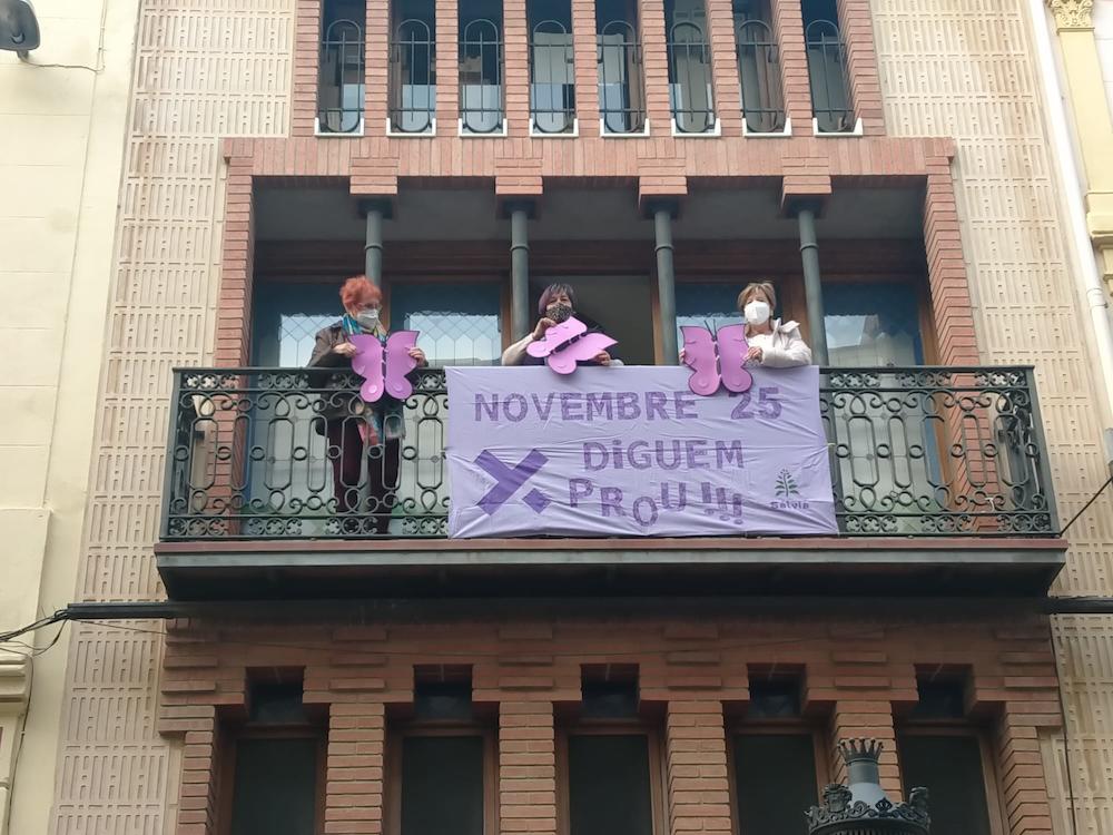 S&agrave;lvia penjada dom&agrave;s 25N