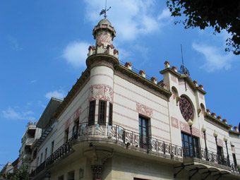 L'Ateneu Canetenc (actual Biblioteca) va ser construït per Lluís Domènech i Montaner