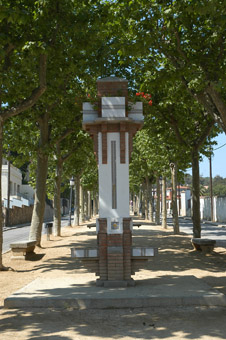 Una font dissenyada per Josep Puig i Cadafalch presideix el Passeig de la Misericòrdia